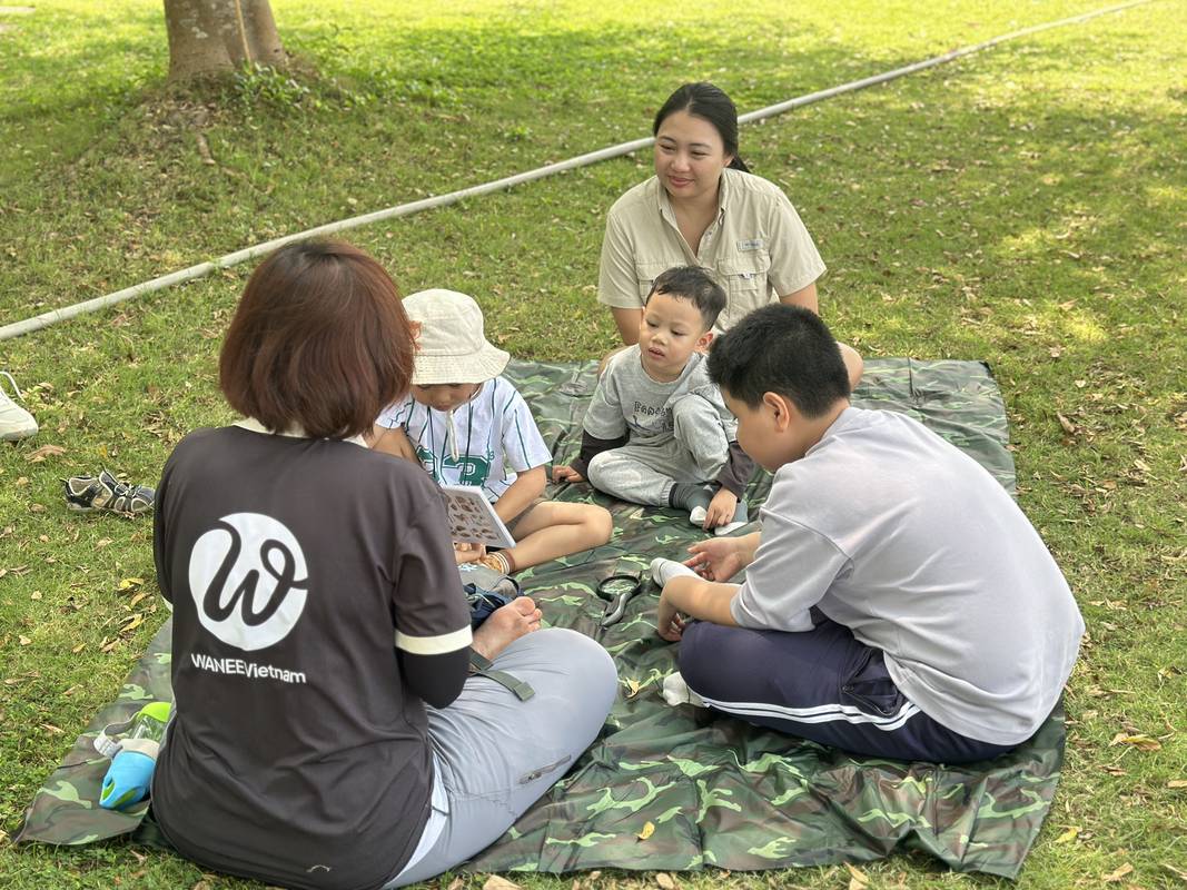 Trẻ cùng hướng dẫn viên ôn lại bài học thiên nhiên sau chuyến đi rừng Mã Đà
