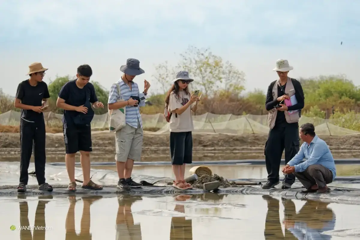 Đoàn học sinh quan sát tại bãi bồi Cần Giờ