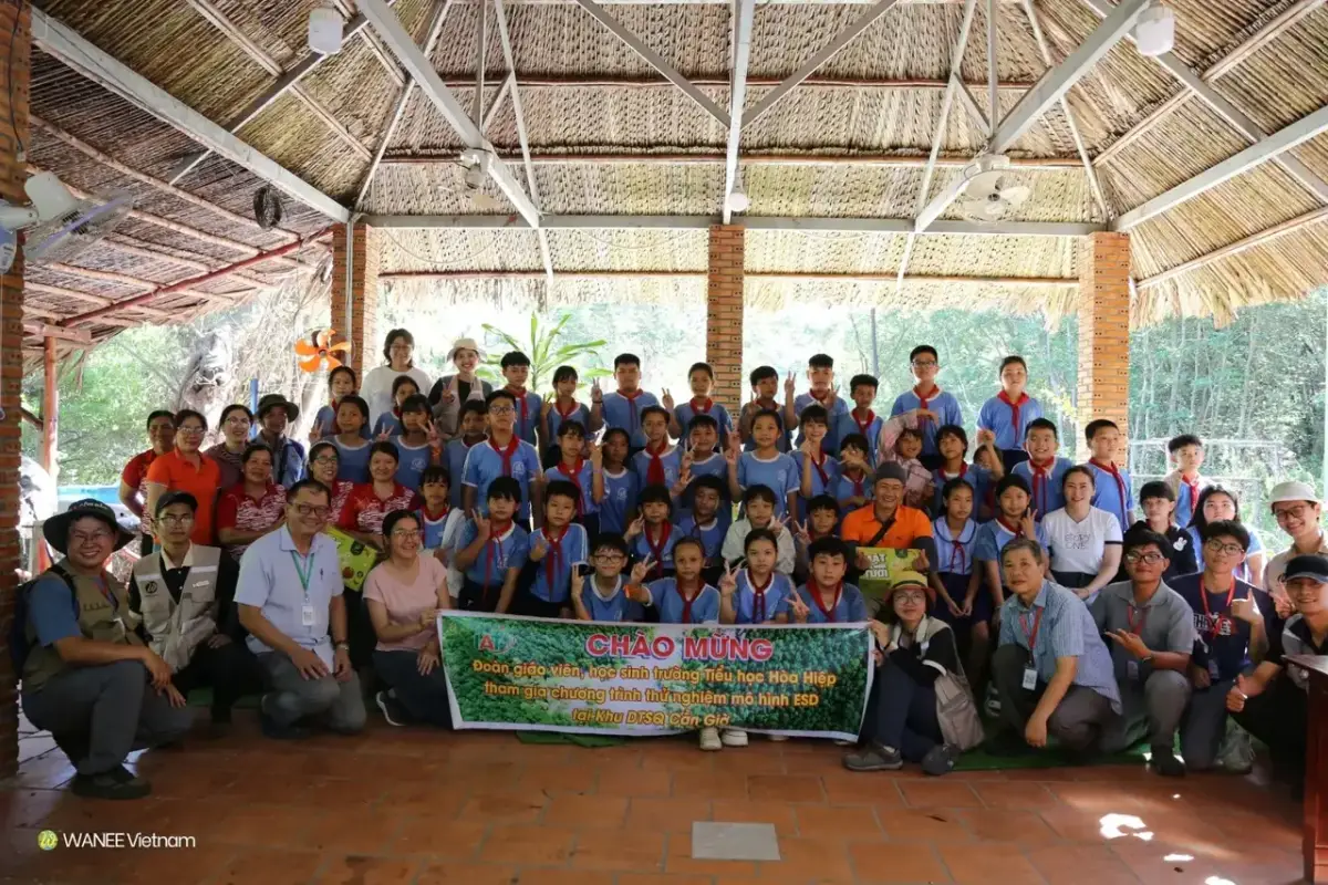 Đoàn học sinh cùng WANEE trong chương trình giáo dục thiên nhiên